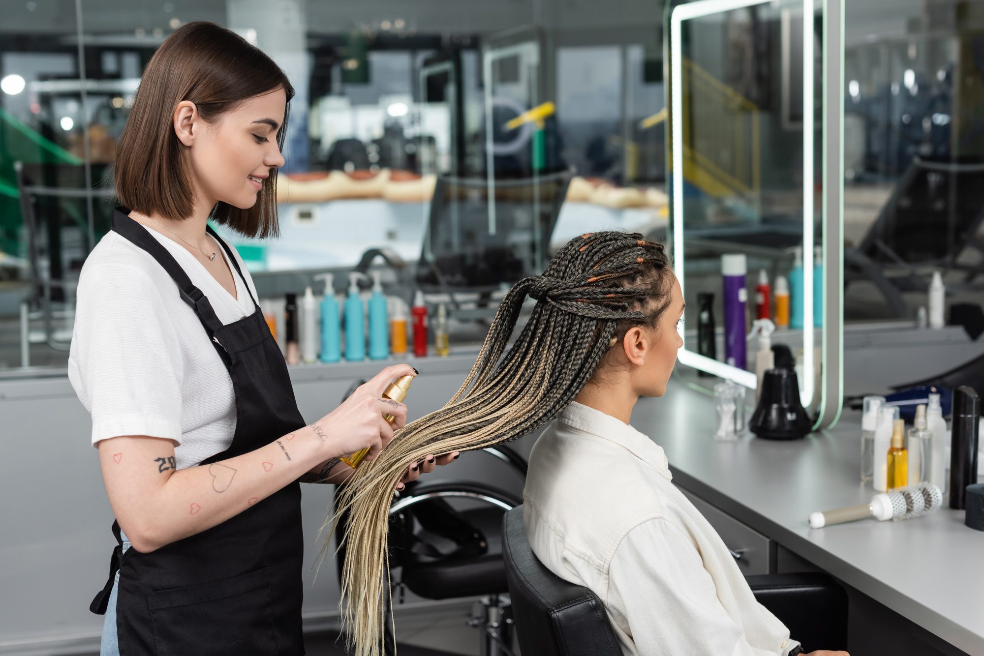 hair-salon-tattooed-beauty-worker