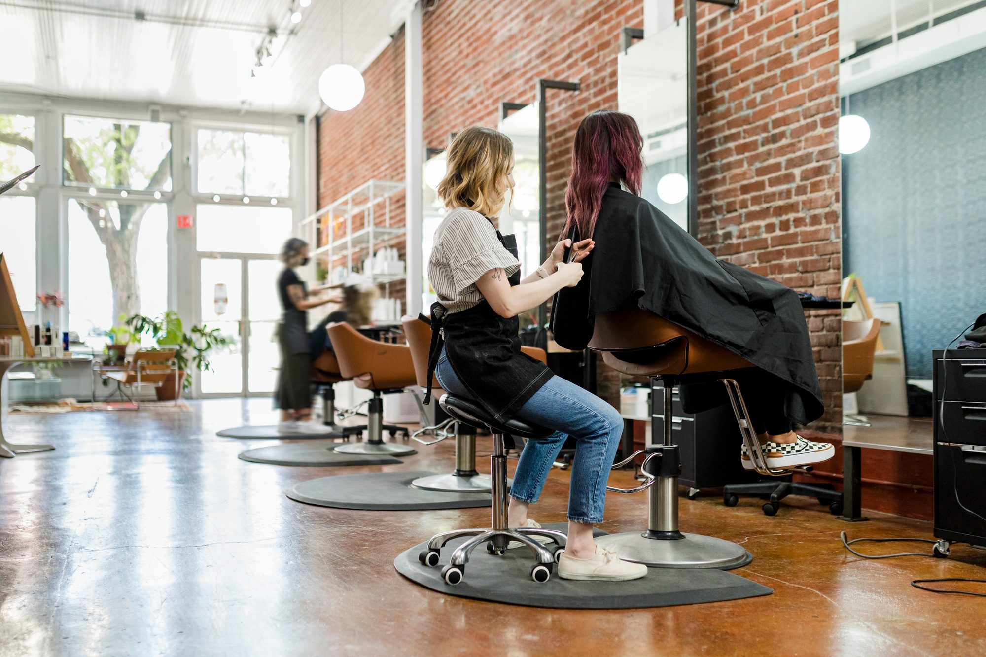 hairstylist-trimming-hair